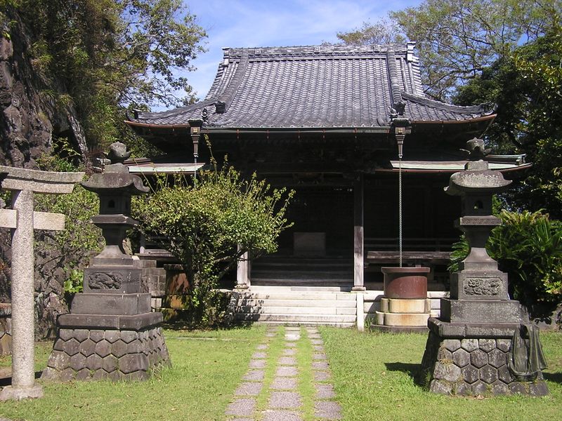 衣張山 -- 法性寺奥の院