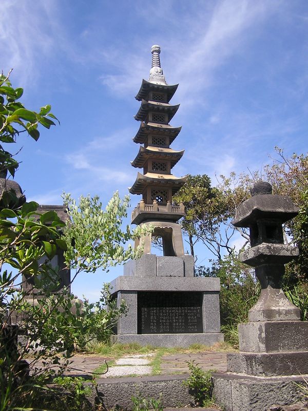 衣張山 -- 山王大権現の多寳塔