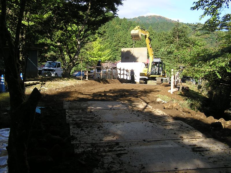 門戸口では道路工事中だった