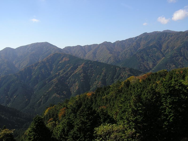 16号鉄塔から塔ノ岳（右）と三ノ塔（左）を望む