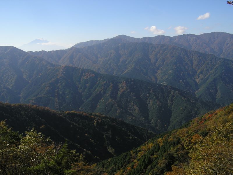 塔ノ岳（中央）の手前、新大日に向かう長尾尾根と、三ノ塔（左）に向かうヨモギ尾根