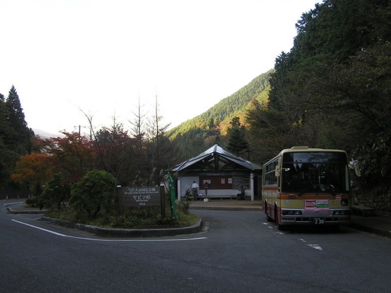 平日の午後、ヤビツ峠を出るバスは、この1本だけ