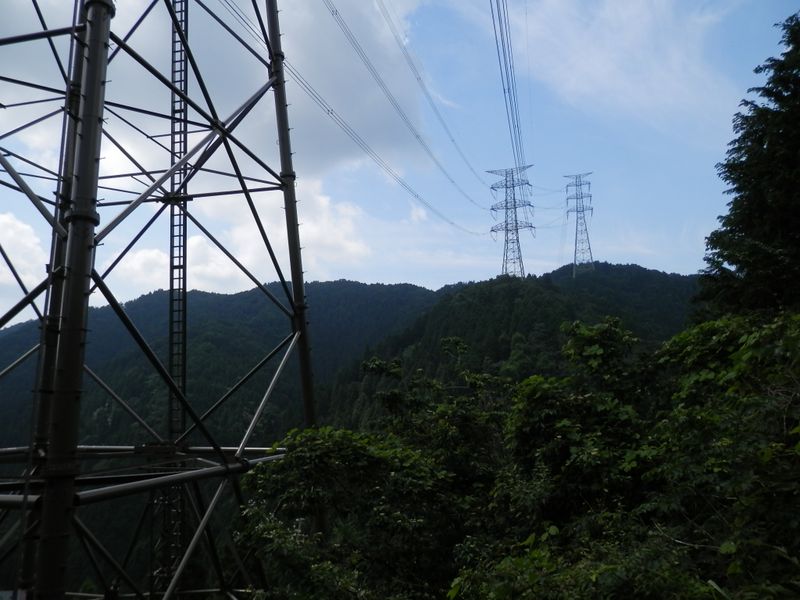 北高尾山稜 -- 送電線の下を通過