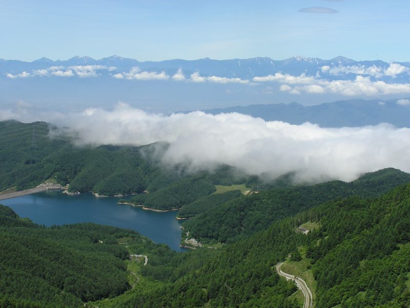 大菩薩湖と南アルプス北岳、赤石岳などを望む