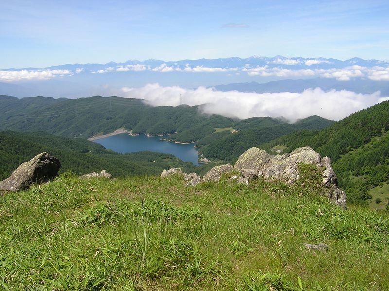 天狗棚山から南アルプスと大菩薩湖を望む
