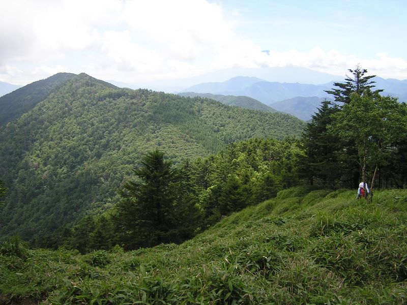 牛奥ノ雁ヶ腹摺山から望む黒岳（左）と富士山（頭だけ）