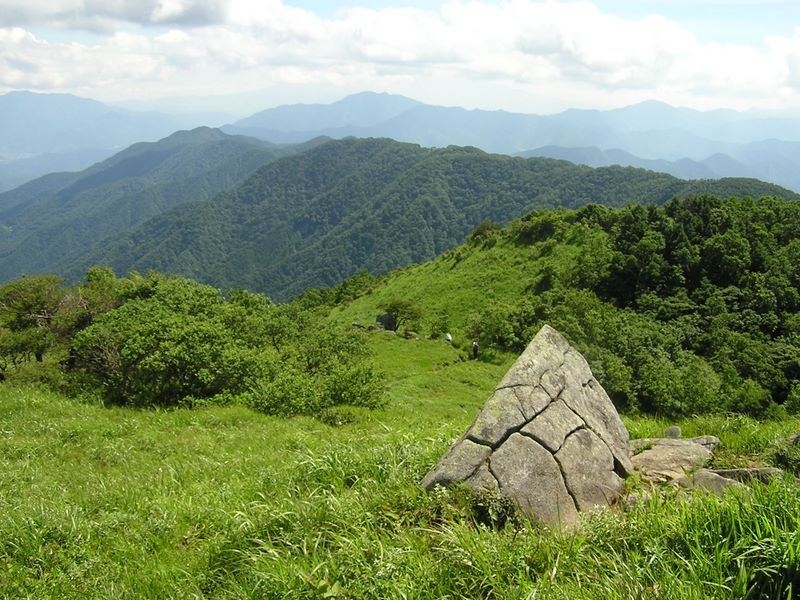白谷ノ丸から、なお南方に続く連嶺