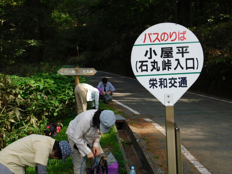 身支度をする人々