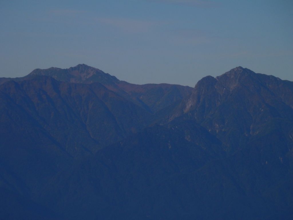 甲斐駒ヶ岳と仙丈ケ岳を望む