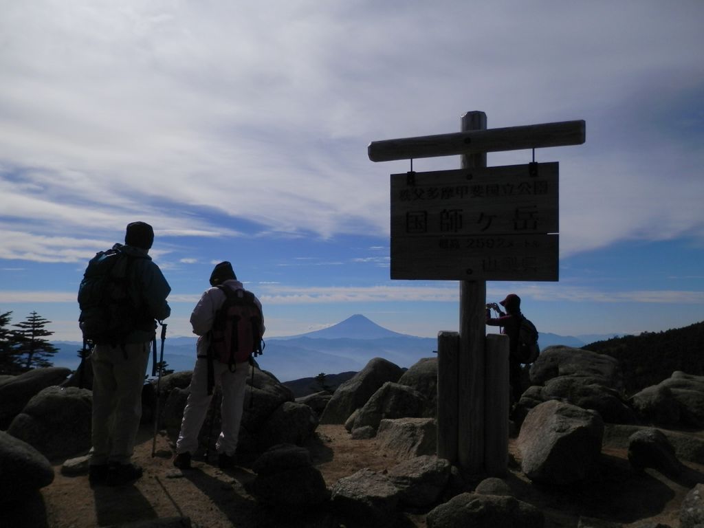 国師ヶ岳山頂。山梨百名山の山頂標もある