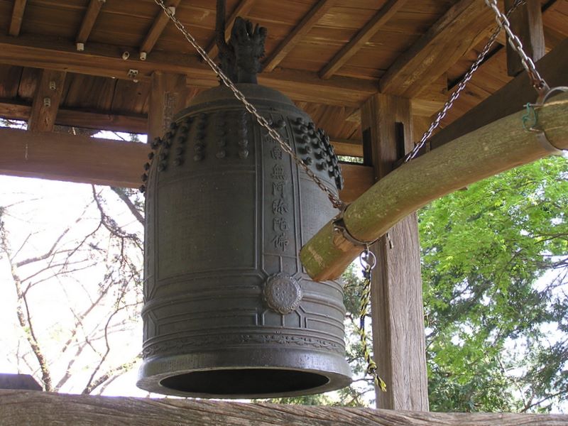 弘法山 -- 正午に鐘をつくことができます