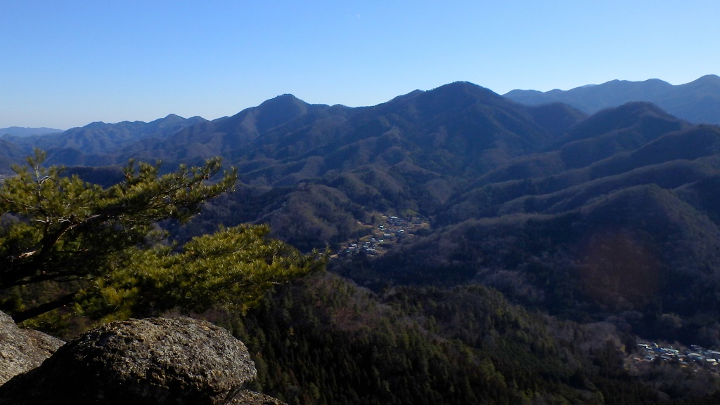 秋山山稜を望む
