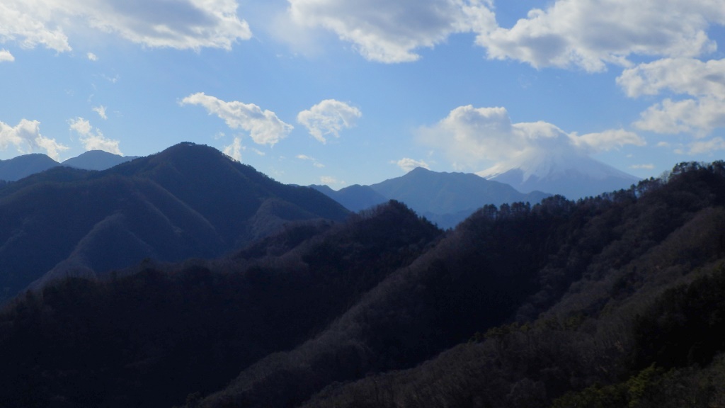 これから歩く、馬立山（中央の低い山）と九鬼山