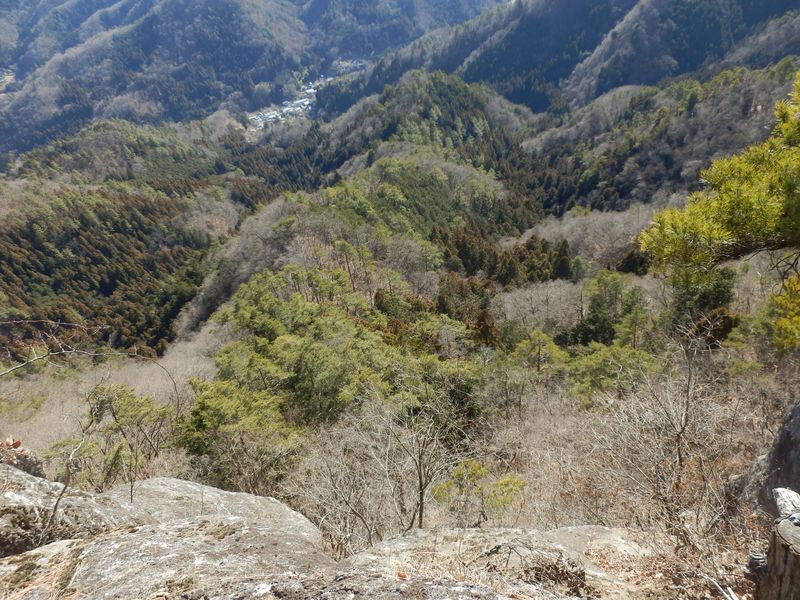 断崖絶壁をのぞき込む