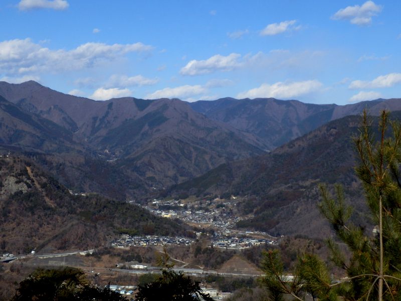 オゴシ山南稜（中央）と牛ノ寝通り（奥）