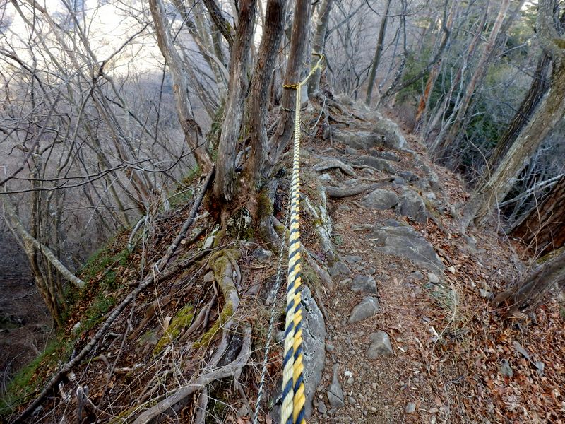 ヤセ尾根を慎重に下る