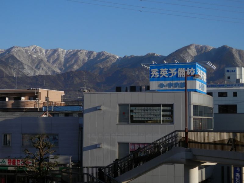 渋沢駅北口より、丹沢表尾根を望む