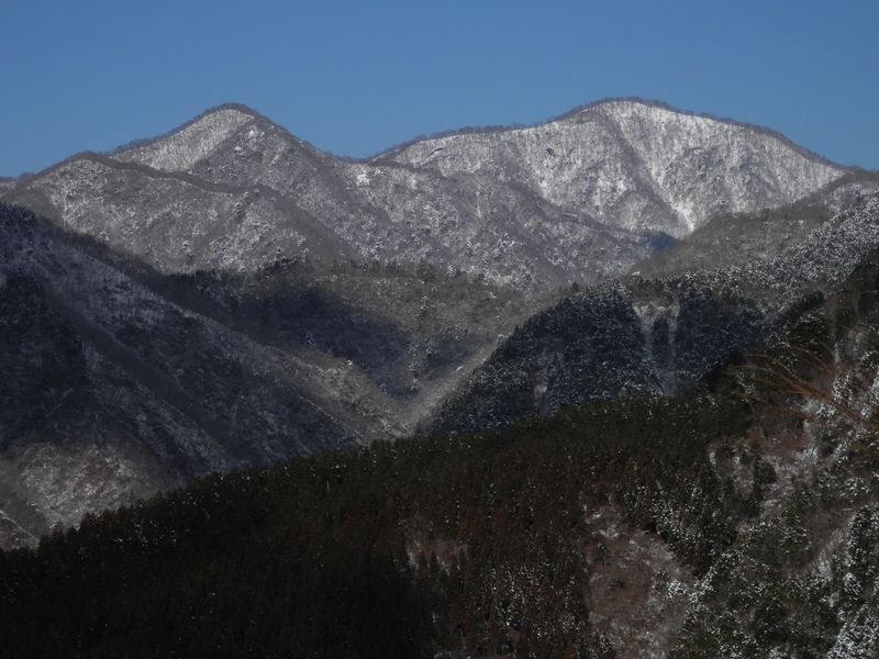 檜洞丸と同角の頭を望む