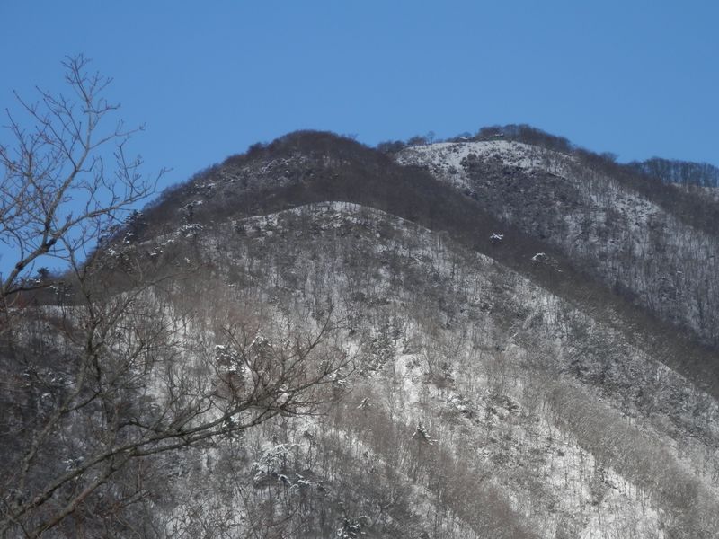 栗ノ木洞より、鍋割山荘を望遠で