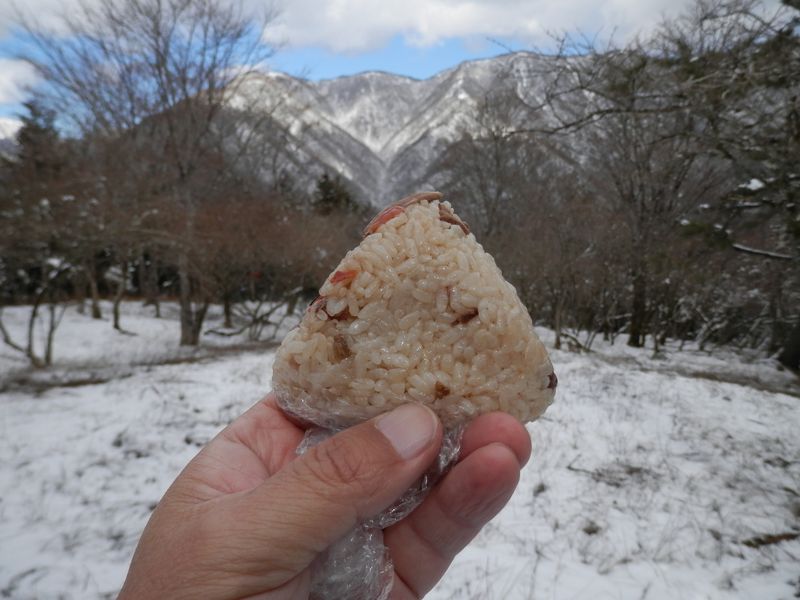 鍋割山を眺めながら、昼食とする