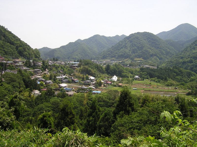 倉岳山・高畑山 -- 梁川大橋から下流方向の里山風景