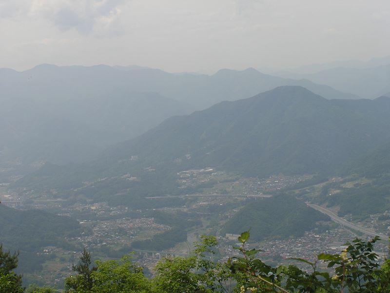 倉岳山・高畑山 -- 中央高速の向こうに百倉山、遠方に大菩薩連嶺