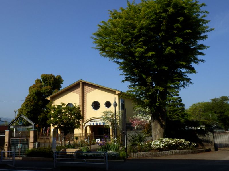 「くすのき館」の前を通過