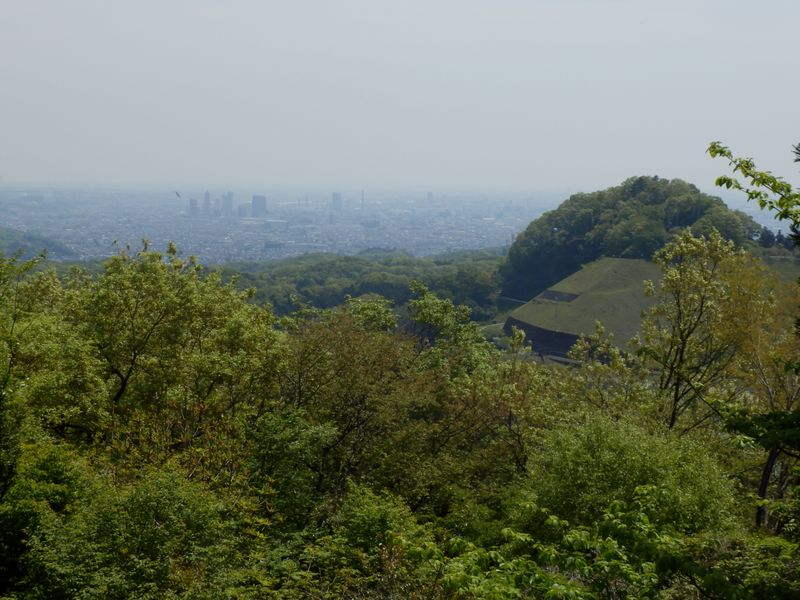 城山湖と橋本駅方面を望む
