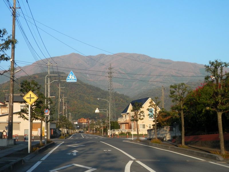 櫛形山 -- 県道413号より、櫛形山が正面に見える