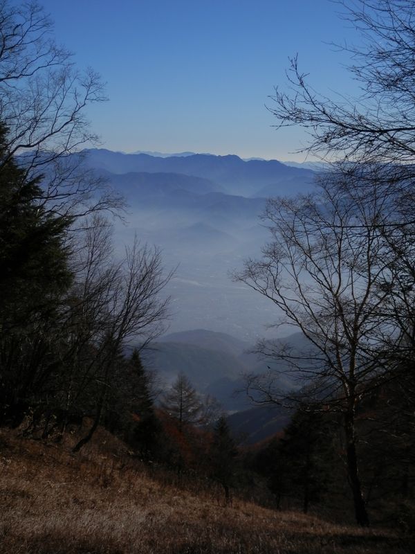 櫛形山 -- 眼下に笛吹川を望む