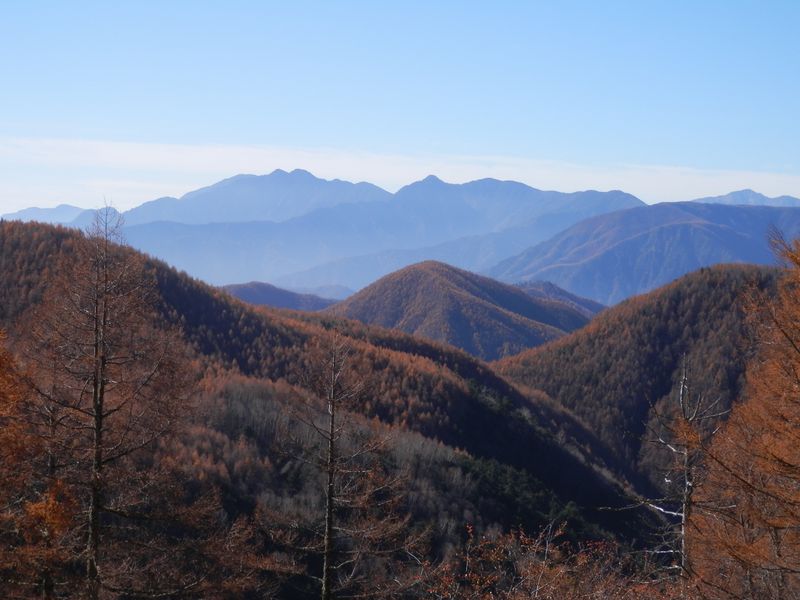 櫛形山 -- 裸山より、南アルプス南東部を望む