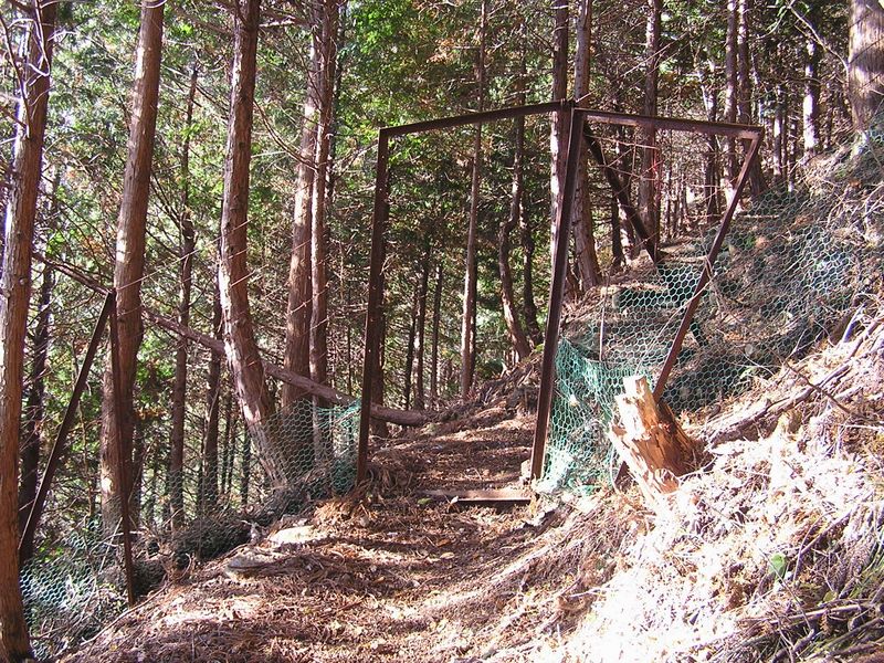経ヶ岳・華厳山・高取山 -- 古びた植生保護柵のゲートは開きっ放しだった
