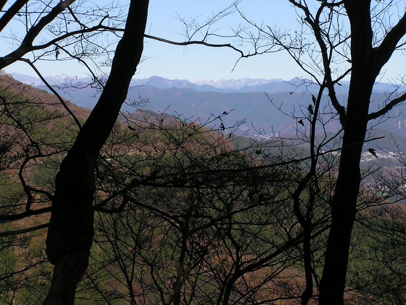 経ヶ岳・華厳山・高取山 -- 右手に奥多摩の山々が見える