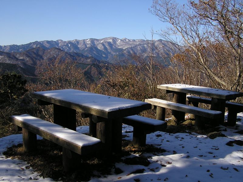 経ヶ岳・華厳山・高取山 -- 経ヶ岳山頂から、丹沢山塊を望む