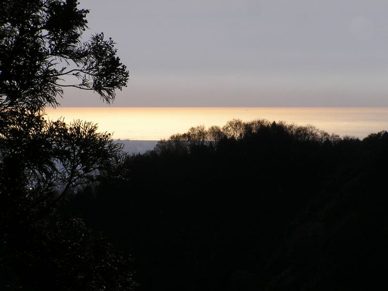 経ヶ岳・華厳山・高取山 -- 経ヶ岳山頂より、華厳山の向こうに相模湾を望む