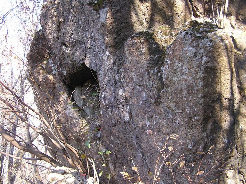 経ヶ岳・華厳山・高取山 -- 弘法大師が経を納めたとされる南面の洞