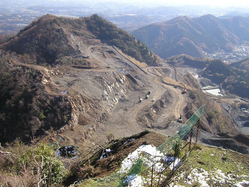 経ヶ岳・華厳山・高取山 -- 発句石より、採石場を望む