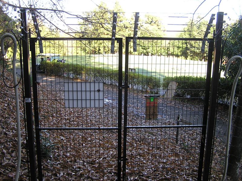 経ヶ岳・華厳山・高取山 -- このゲートを通過して、ゴルフ場のカート道を、右に