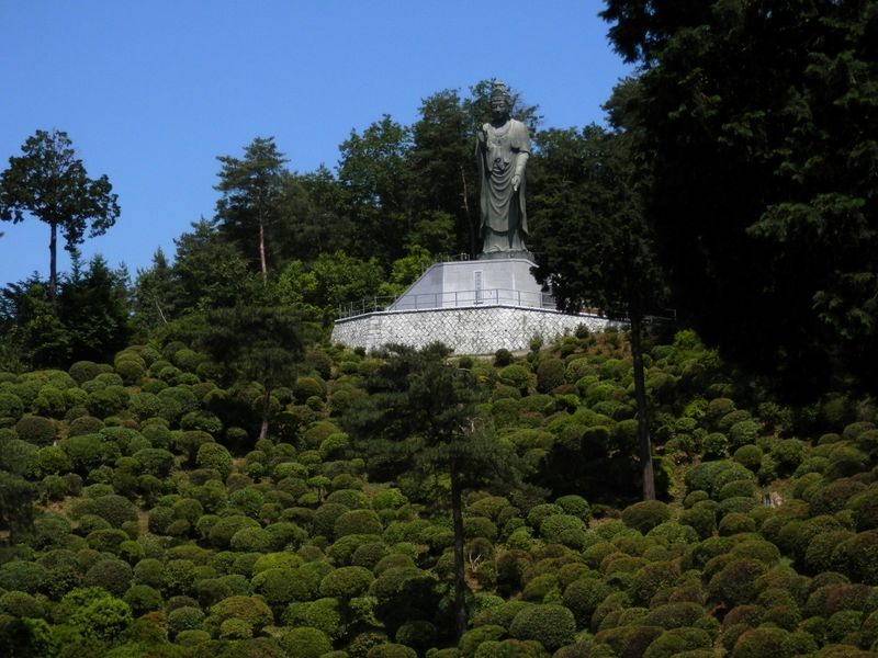 ツツジの丘に立つ観音像