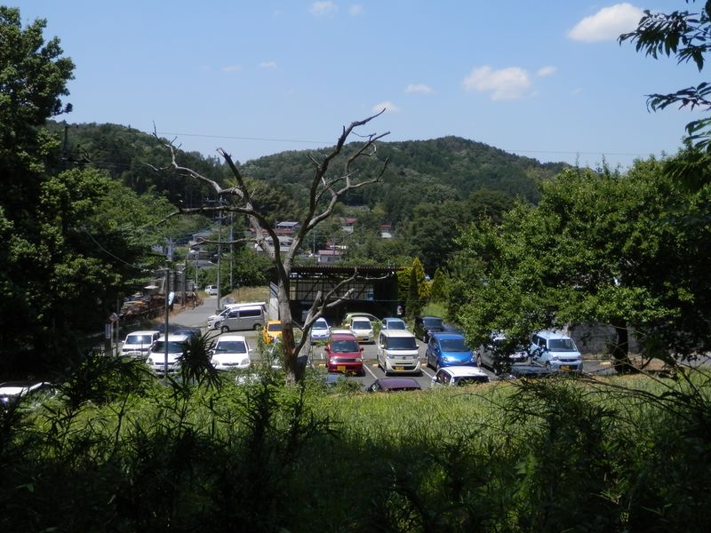 岩蔵温泉郷に下り立つ