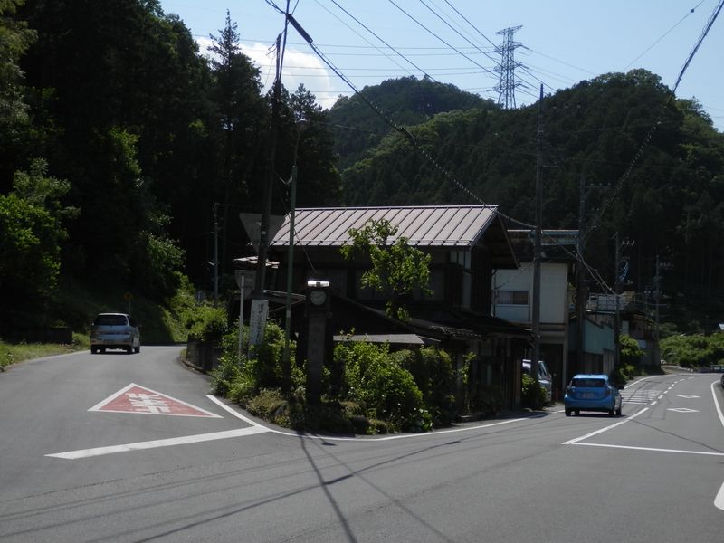 狭い方が間野への道