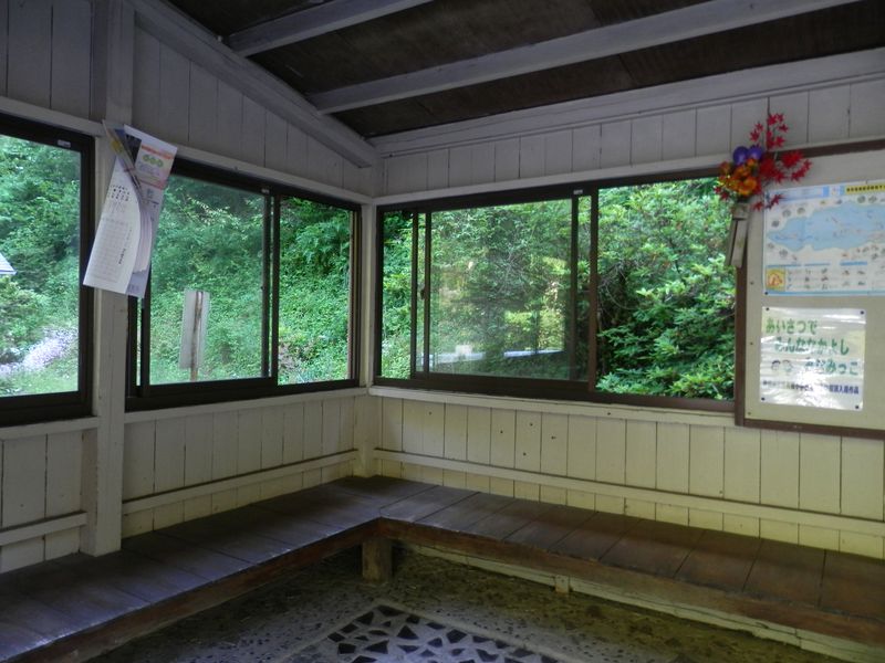 清潔そうな、バスの待合室