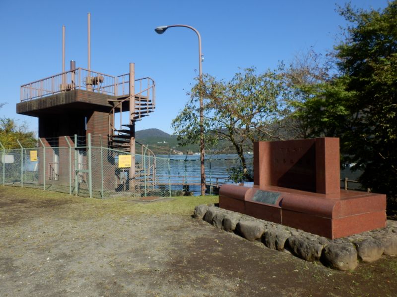 深良水門と、改修記念碑)