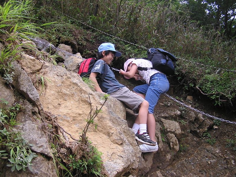 丹沢表尾根 -- 後ろ向きに下りてください