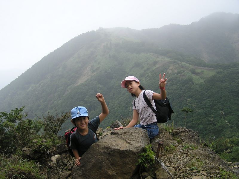 丹沢表尾根 -- 行く手の烏尾山にはガスが