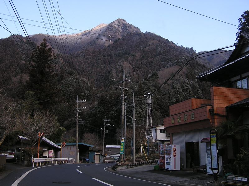 馬頭刈尾根 -- 千足バス停に到着