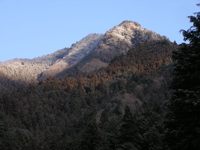 馬頭刈尾根 -- 富士見台だろうか、高い峰には日が当たっている