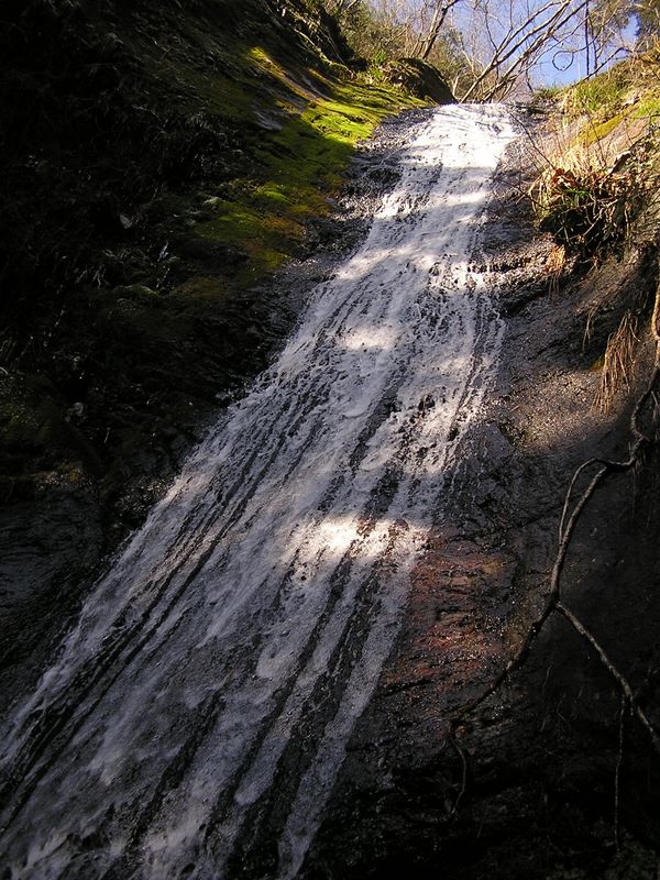 馬頭刈尾根 -- 岩の上を滑るように落ちる綾滝