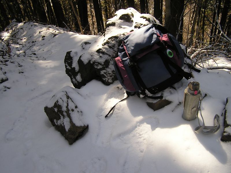 馬頭刈尾根 -- 冷水用の保温ポットで、温かい紅茶を飲む