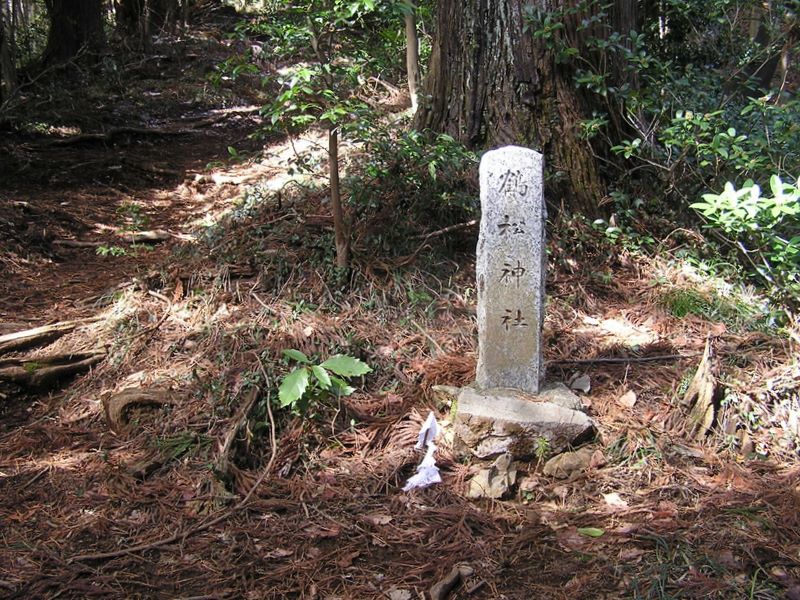 馬頭刈尾根 -- 小さな石碑が立っているだけの、鶴松神社